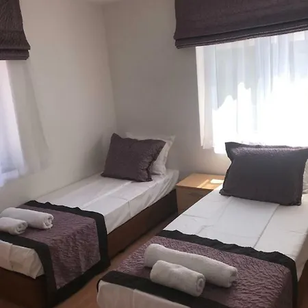 Aurora בית הארחה *